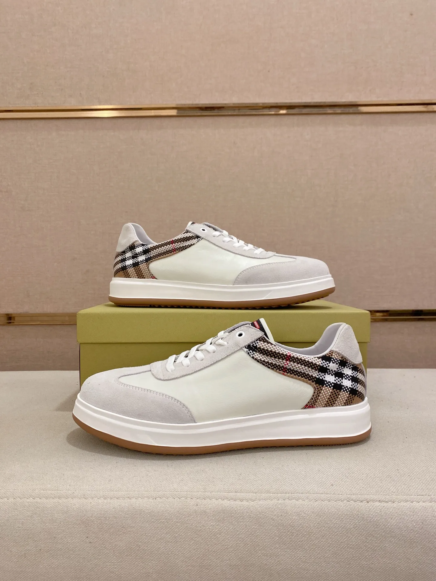 Men's shoes💰: 440💰🇮🇹🇮🇹The counters are synchronized with Burberry's top purchasing agents🔍🔍Synchronized sales. Positive code number: 38-44. Italian imported cowhide, fully imported sheepskin lining, sole: original sole provided by the original factory, exclusive movable molded sole, super comfortable, original factory follow-up order, 🔍🔍high quality, you can enter and leave the counter at will, welcome to compare (45 yuan for customization, no return or exchange)
